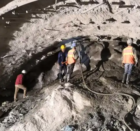 台山隧道拱顶带模注浆料，微膨胀注浆料的特点及施工工艺